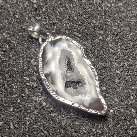 Ocho Geode Agate Pendant~JSSAOGP1