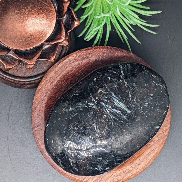 Garnet in Arfvedsonite Palm Stone~CRARFPS4 – EarthSpeak
