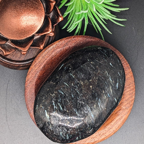 Garnet in Arfvedsonite Palm Stone~CRARFPS4 – EarthSpeak